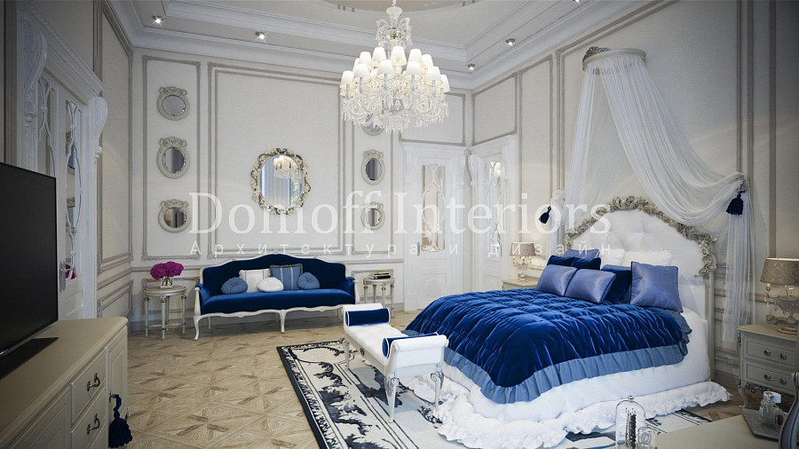 Роскошная дизайнерская люстра с абажурами и хрусталем действительно украшает классическую спальню