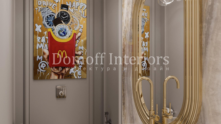 Авангардный красно-золотой постер в интерьере ванной
