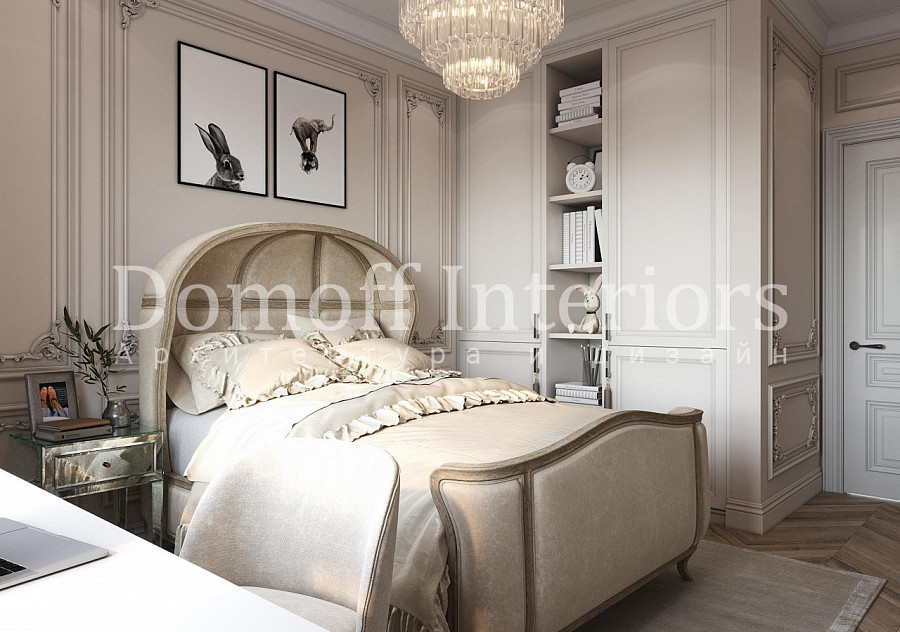 Гипсовая лепнина в виде багета на стене в современной классической спальне
