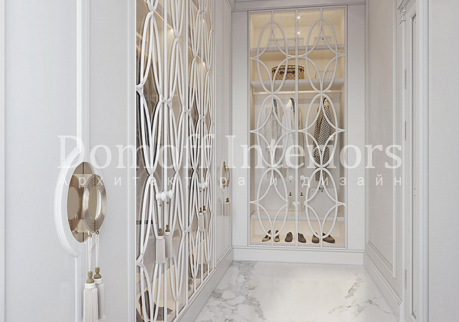 Кузнечные изделия на дверях в гардеробной комнате окрашены в белый оттенок для придания интерьеру мягкости