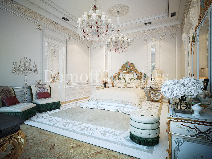 Гнутое изголовье кровати с замысловатыми декорациями в виде растительных элементов в классической спальне