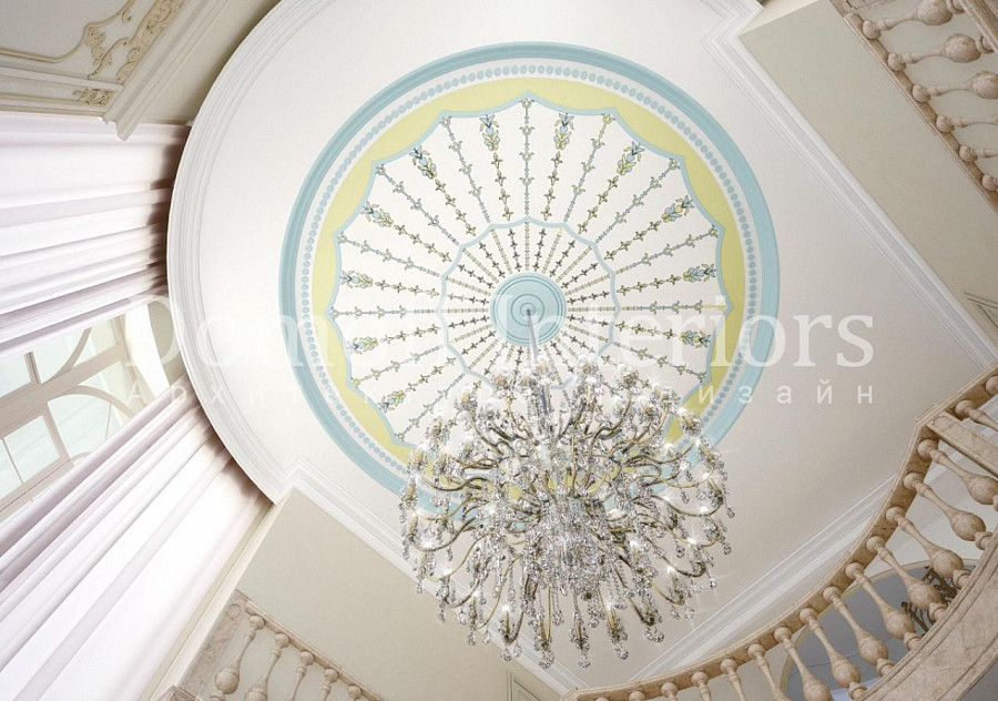 Горчичный цвет на потолке вокруг огромной хрустальной люстры смотрится гармонично — интерьер холла в восточном стиле
